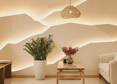 Không gian thanh lịch tại Imakoko, Hồ Chí Minh, VN với ghế sofa, bàn gỗ và cây xanh.