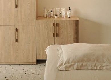 Giường massage và tủ mỹ phẩm tại Imakoko, Hồ Chí Minh, Hồ Chí Minh, VN, mang lại không gian thư giãn tối ưu.