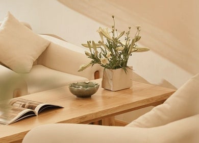 Gian phòng thanh lịch tại Imakoko, Hồ Chí Minh, VN với ghế sofa mềm mại và bình hoa tinh tế.