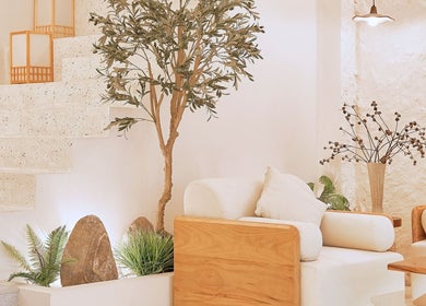 Nội thất sang trọng tại Imakoko, Hồ Chí Minh, Hồ Chí Minh, VN với ghế sofa trắng và cây xanh.