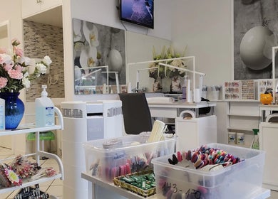 Nội thất tinh tế tại Nagelstudio Kolpingplatz, Karlsruhe, Baden-württemberg, DE với dịch vụ chăm sóc nail.