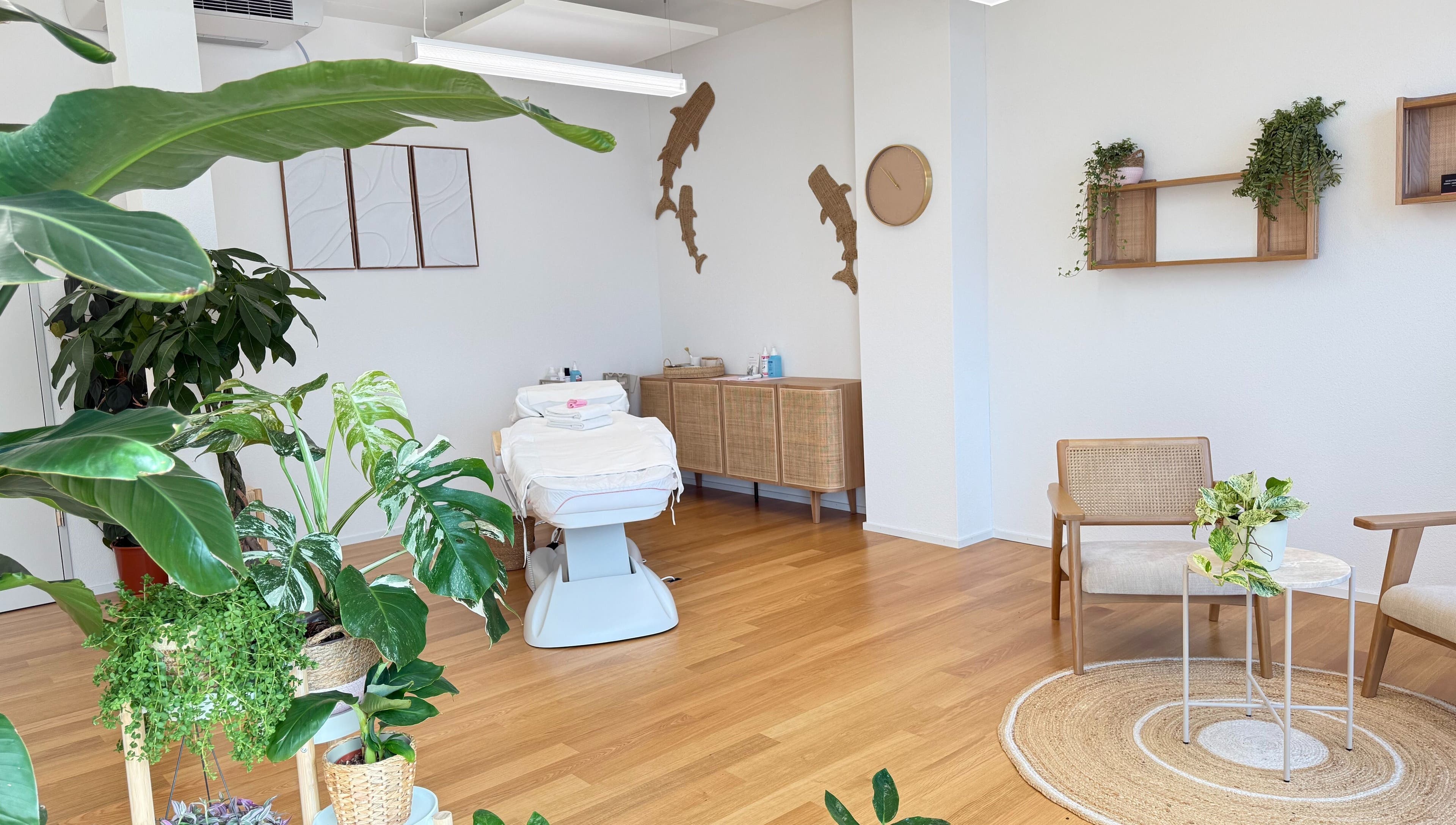 Helle und moderne Behandlungsraum bei Ästhetikoase Landa, Ebikon, Luzern, CH, umgeben von üppigen Pflanzen.