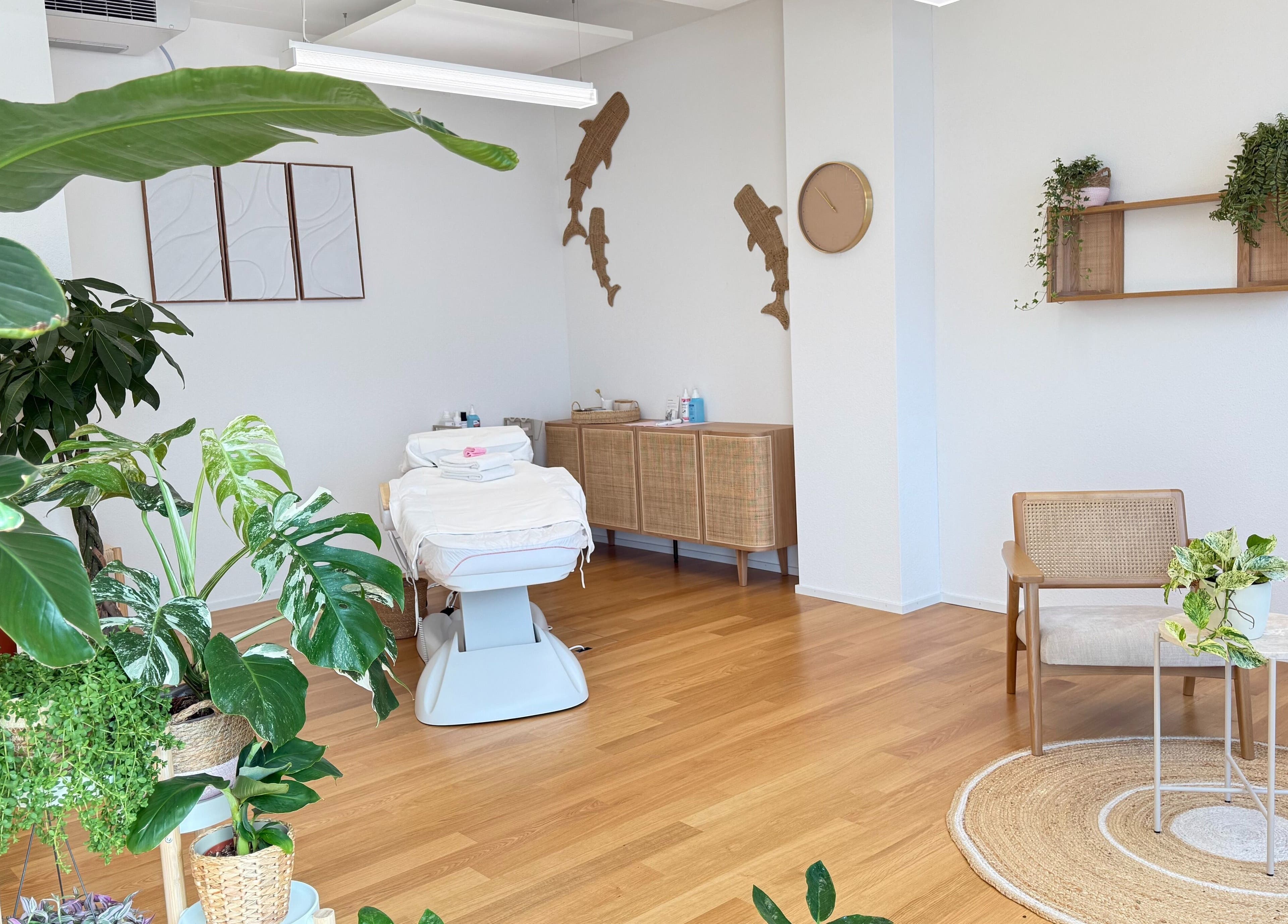Helle und moderne Behandlungsraum bei Ästhetikoase Landa, Ebikon, Luzern, CH, umgeben von üppigen Pflanzen.