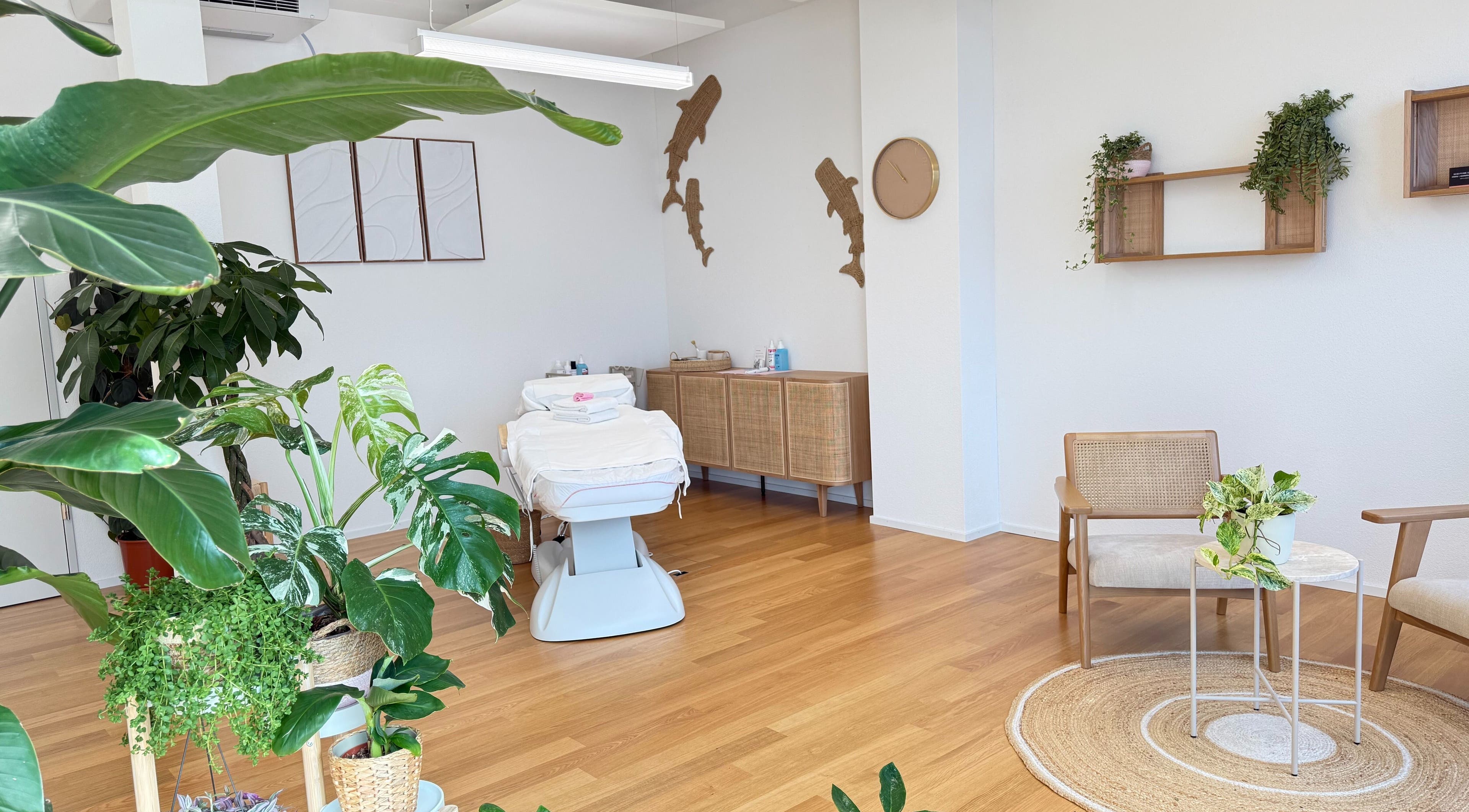 Helle und moderne Behandlungsraum bei Ästhetikoase Landa, Ebikon, Luzern, CH, umgeben von üppigen Pflanzen.