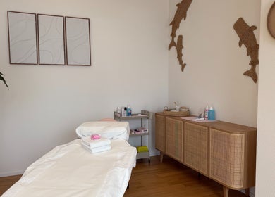 Behandlungsraum bei Ästhetikoase Landa, Ebikon, Luzern, CH mit gemütlicher Liege und dekorativen Akzenten.