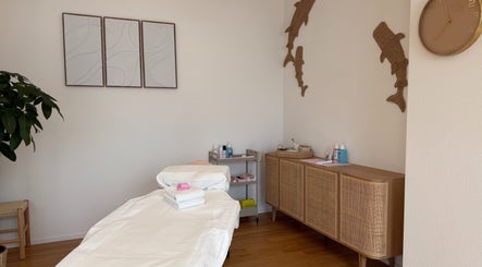 Behandlungsraum bei Ästhetikoase Landa, Ebikon, Luzern, CH mit gemütlicher Liege und dekorativen Akzenten.