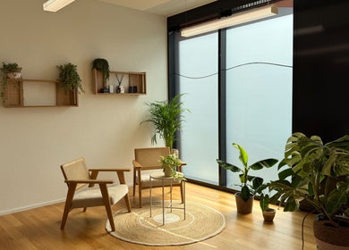 Gemütlicher Loungebereich bei Ästhetikoase Landa, Ebikon, Luzern, CH, mit Pflanzen und modernen Holzmöbeln.