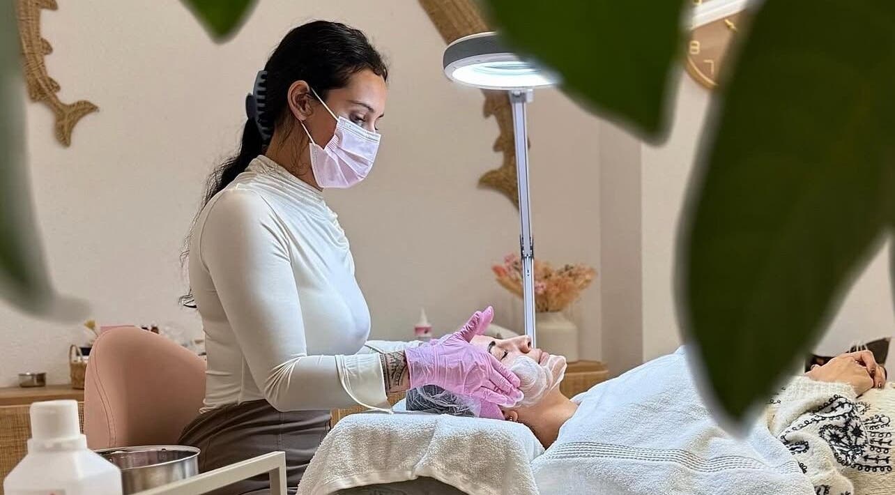 Behandlerin führt Gesichtsbehandlung bei Ästhetikoase Landa in Ebikon, Luzern, CH durch.