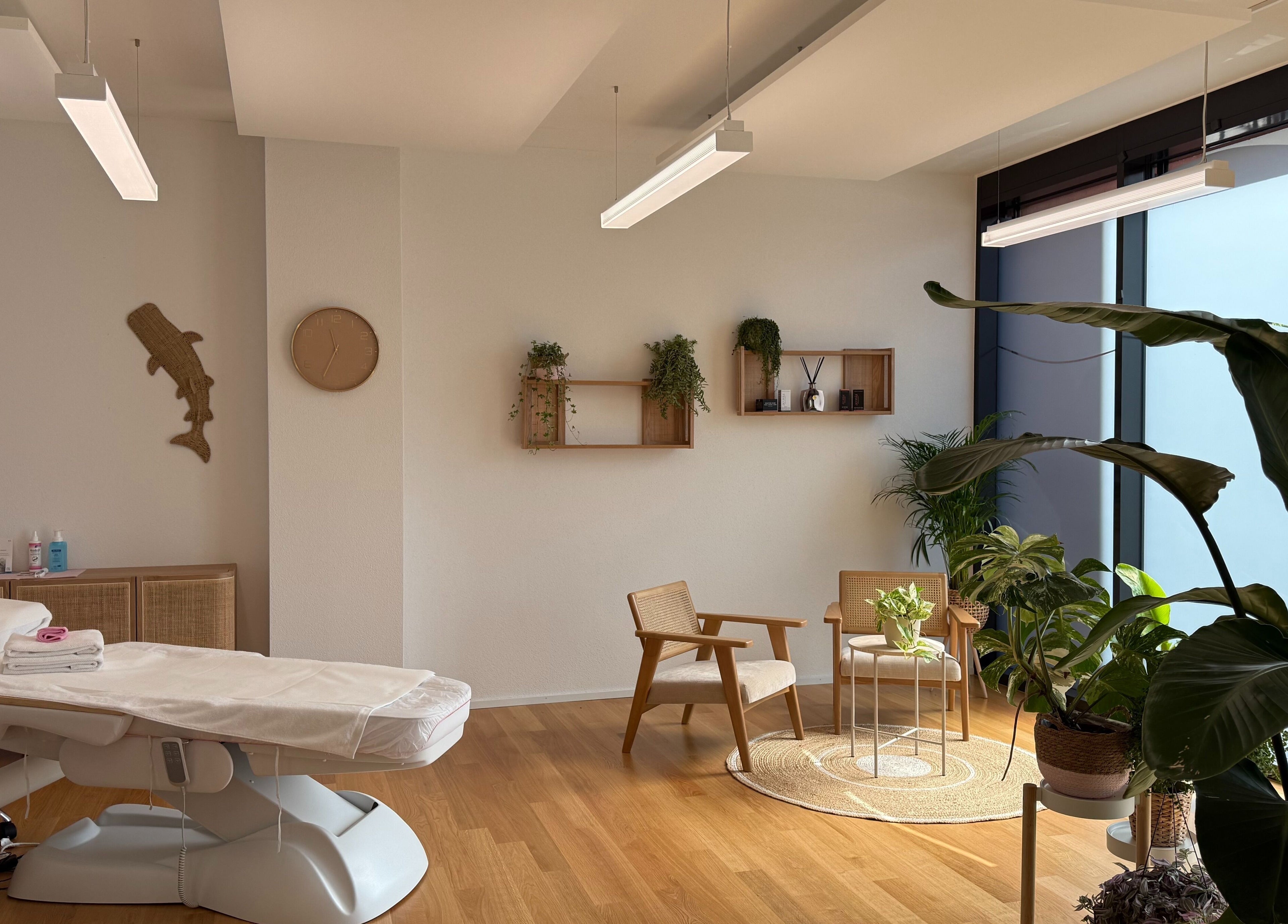 Helle und stilvolle Behandlungskabine bei Ästhetikoase Landa in Ebikon, Luzern, CH mit modernen Pflanzen und Möbeln.