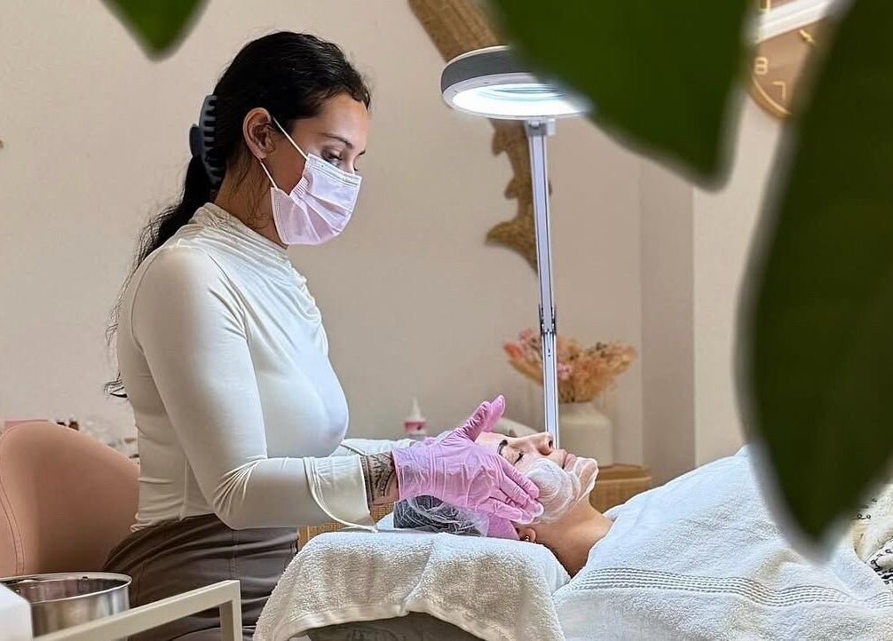 Kosmetikerin bei Gesichtspflege in der Ästhetikoase Landa, Ebikon, Luzern, CH. Entspannung und Pflege vereint.