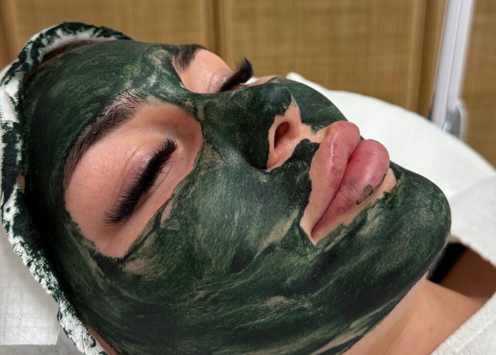 Gesicht mit grüner Maske bei Ästhetikoase Landa, Ebikon, Luzern, CH. Entspannung und Pflege im Fokus.