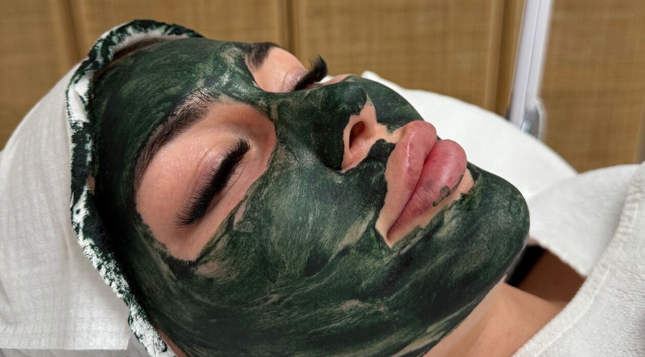 Gesicht mit grüner Maske bei Ästhetikoase Landa, Ebikon, Luzern, CH. Entspannung und Pflege im Fokus.