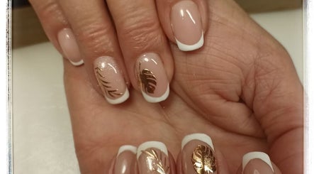 Manucure élégante avec motifs dorés chez Au bonheur des ongles by Jenn, Tonnay-charente, Nouvelle-aquitaine, FR.