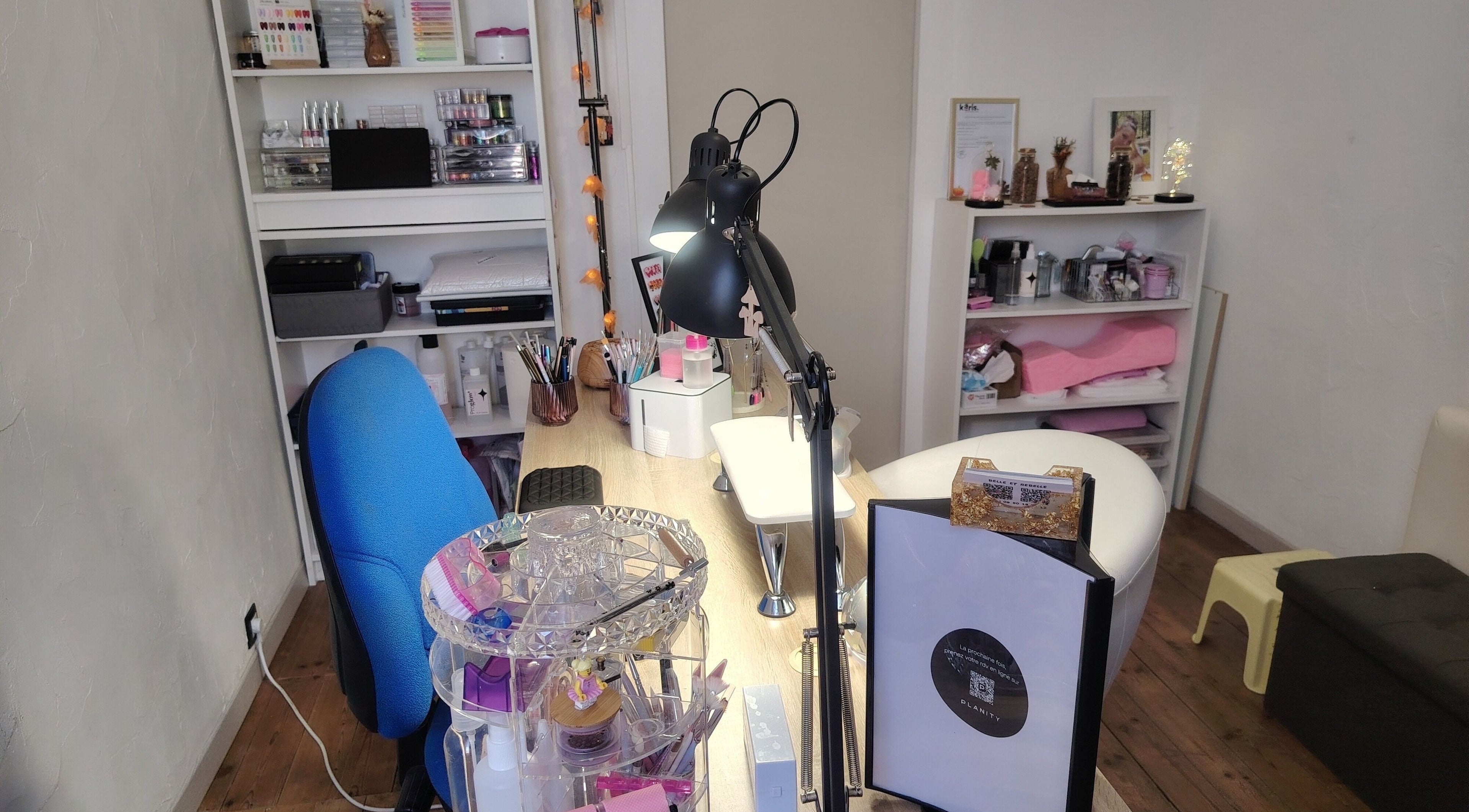 Intérieur élégant de Au Bonheur Des Ongles By Jenn à Tonnay-charente, Nouvelle-aquitaine, FR avec un espace bien organisé.