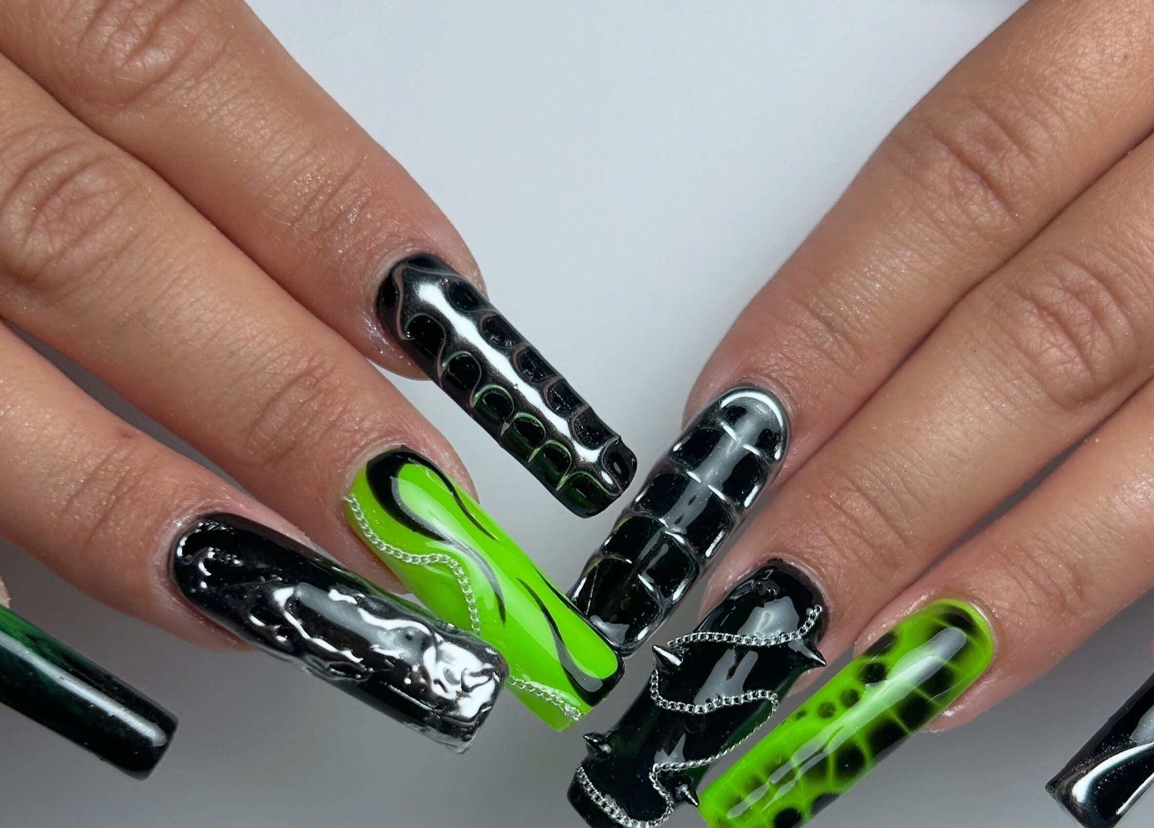 Manucure artistique chez Loubies en folies, Montpellier, Occitanie, FR. Ongles noirs et verts avec motifs modernes.