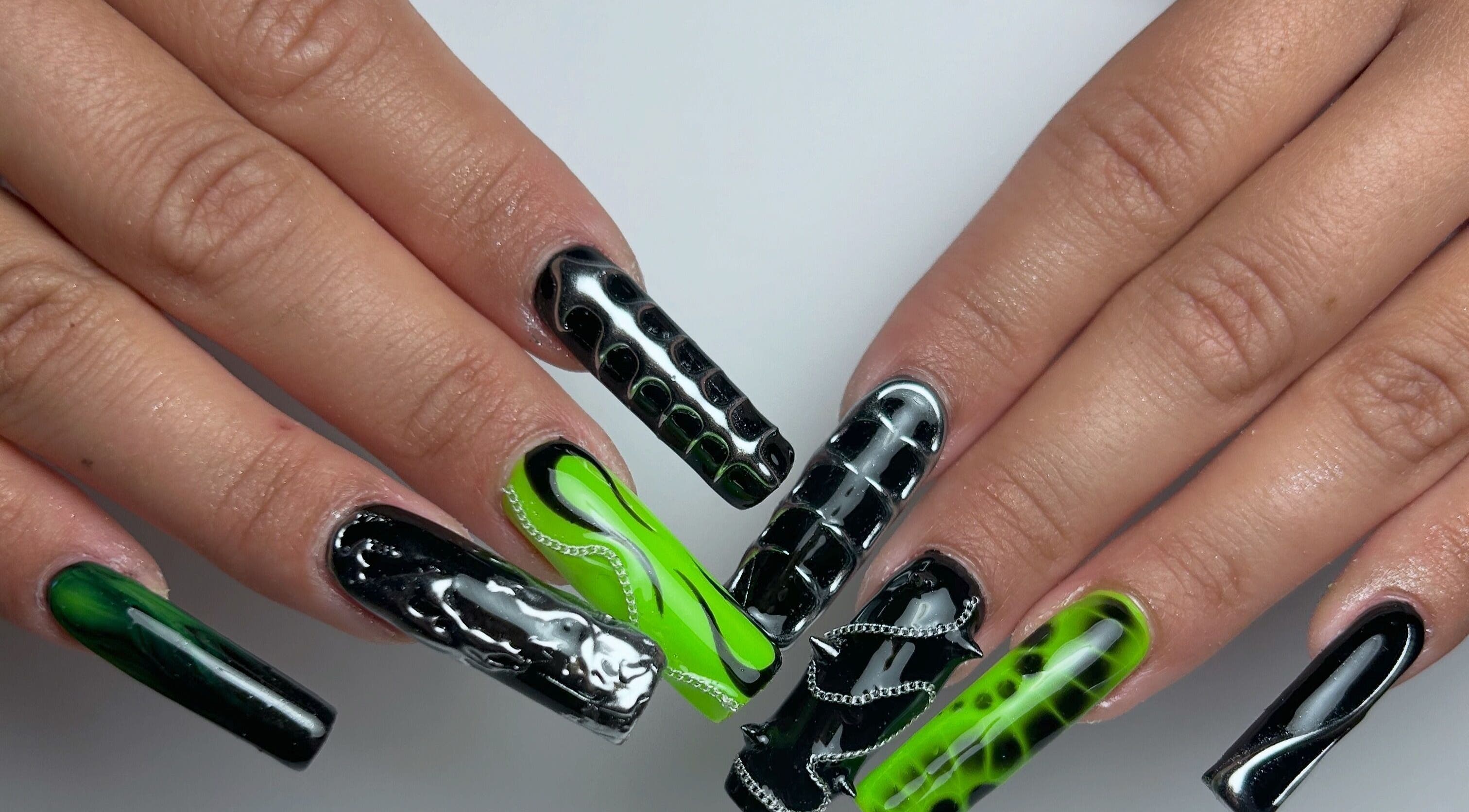 Manucure artistique chez Loubies en folies, Montpellier, Occitanie, FR. Ongles noirs et verts avec motifs modernes.