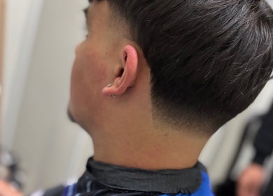 Taglio di capelli moderno presso nasini shave, Fermo, Marche, IT, evidenziando dettagli raffinati.