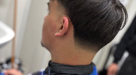 Taglio di capelli moderno presso nasini shave, Fermo, Marche, IT, evidenziando dettagli raffinati.