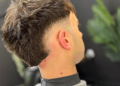 Taglio sfumato uomo presso Nasini Shave, Fermo, Marche, IT, con capelli corti e ben definiti.