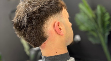 Taglio sfumato uomo presso Nasini Shave, Fermo, Marche, IT, con capelli corti e ben definiti.