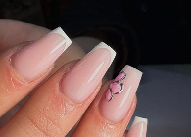 Manucure élégante à L'Nails Beauty, Sarrebourg, Grand Est, FR avec design floral délicat.