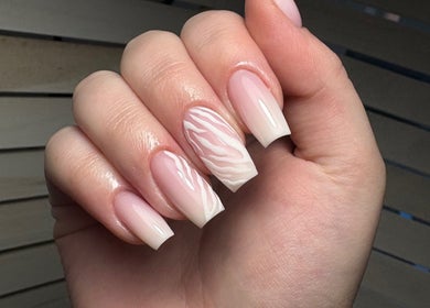 Design d'ongles chic à L'Nails Beauty, Sarrebourg, Grand Est, FR.