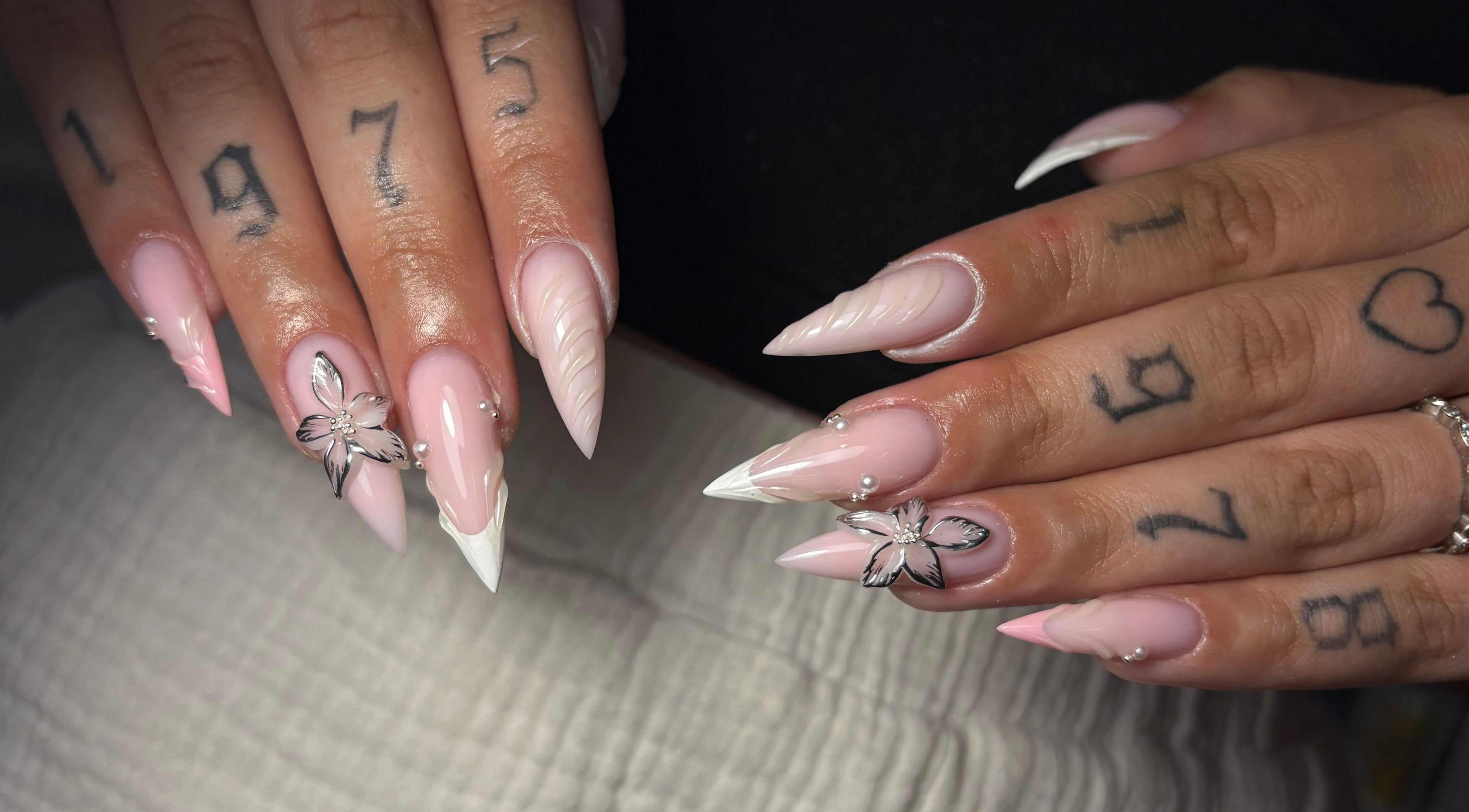 Nail art floral élégant à L'Nails Beauty, Sarrebourg, Grand Est.