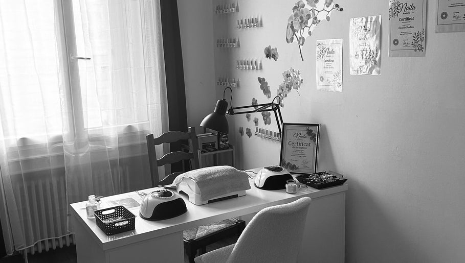 Table de manucure élégante chez Nails Addict à Saint-étienne, Auvergne-rhône-alpes, FR, avec certificat encadré.
