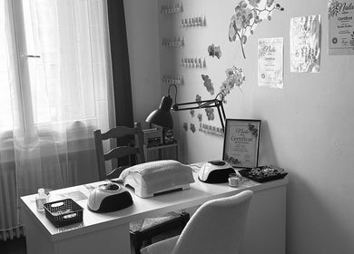Table de manucure élégante chez Nails Addict à Saint-étienne, Auvergne-rhône-alpes, FR, avec certificat encadré.