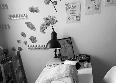 Station de soin des ongles chez Nails Addict, Saint-étienne, Auvergne-rhône-alpes, FR, avec diplômes et vernis.