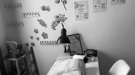 Station de soin des ongles chez Nails Addict, Saint-étienne, Auvergne-rhône-alpes, FR, avec diplômes et vernis.