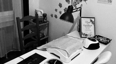 Poste de travail élégant chez Nails Addict, Saint-étienne, Auvergne-rhône-alpes, FR, avec certificat d'expertise.
