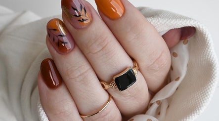 Manucure automnale réalisée par Nails Addict à Saint-étienne, Auvergne-rhône-alpes, FR.