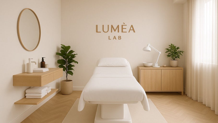 Interno luminoso di Lumèa Lab a Lombardia, Lombardia, IT, con letto e decor minimalista.