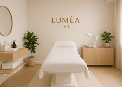 Interno luminoso di Lumèa Lab a Lombardia, Lombardia, IT, con letto e decor minimalista.