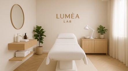Interno luminoso di Lumèa Lab a Lombardia, Lombardia, IT, con letto e decor minimalista.