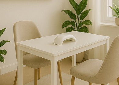 Elegante angolo di relax a Lumèa Lab, Lombardia, Lombardia, IT, con tavolo bianco e sedie moderne.