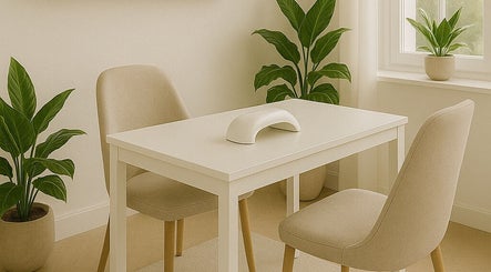 Elegante angolo di relax a Lumèa Lab, Lombardia, Lombardia, IT, con tavolo bianco e sedie moderne.