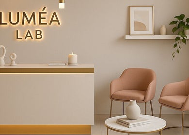 Interno di Lumèa Lab, Lombardia, elegante reception con sedie moderne e piante decorative.