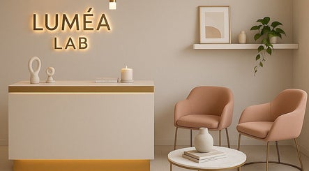 Interno di Lumèa Lab, Lombardia, elegante reception con sedie moderne e piante decorative.