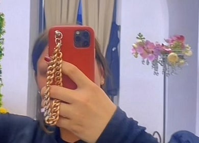 Specchio di Golden Beauty Lounge a Teramo con dettagli di fiori colorati.