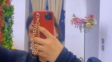 Specchio di Golden Beauty Lounge a Teramo con dettagli di fiori colorati.