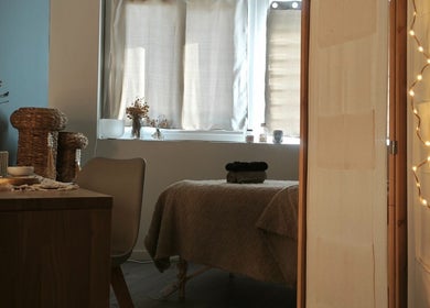 Salle de massage accueillante à Sanación Bien-être, Seyssinet-pariset, Auvergne-rhône-alpes, FR.