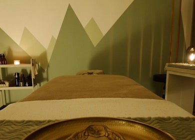 Salle de massage apaisante à Sanación Bien-être, Seyssinet-Pariset, Auvergne-Rhône-Alpes, FR.