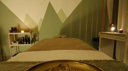 Salle de massage apaisante à Sanación Bien-être, Seyssinet-Pariset, Auvergne-Rhône-Alpes, FR.