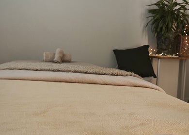 Salle de massage apaisante à Sanación Bien-être, Seyssinet-Pariset, Auvergne-Rhône-Alpes, FR.