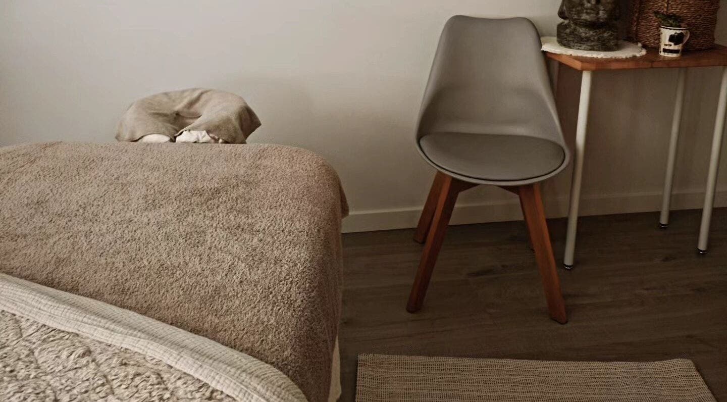 Salle de massage sereine à Sanación Bien être, Seyssinet-Pariset, Auvergne-Rhône-Alpes, FR.