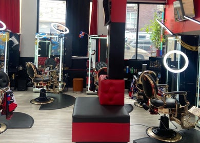 Eraylin ‘FadeByE’ barber chairs and mirrors, New York, New York, US, showcasing modern salon interior.