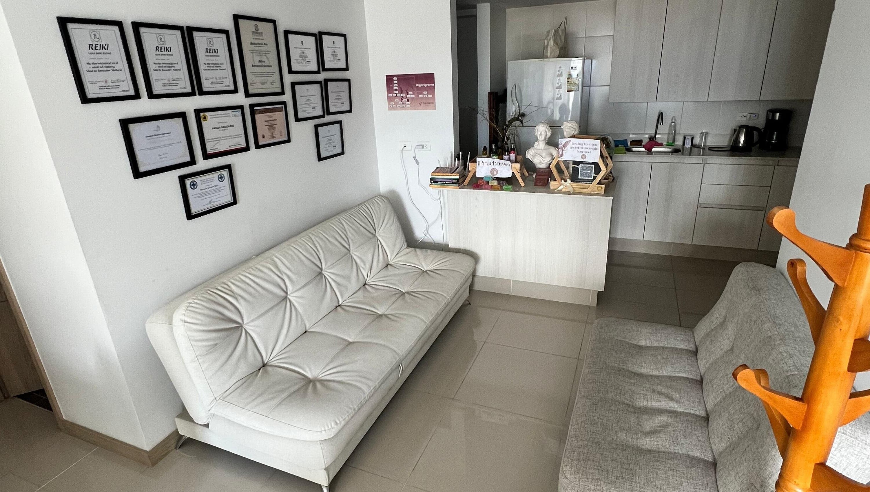 Acogedora sala en Naty Garzon Angeles, Envigado, Antioquia, CO, con certificados y muebles elegantes.