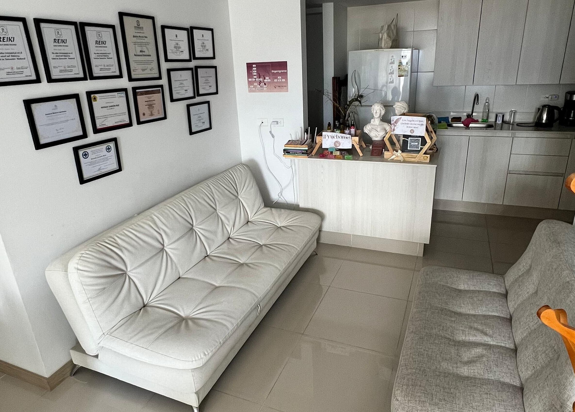 Acogedora sala en Naty Garzon Angeles, Envigado, Antioquia, CO, con certificados y muebles elegantes.